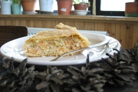 Фото к рецепту: Слоёный пирог с сёмгой