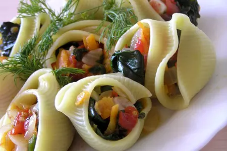 Лумакони с овощами и шпинатом