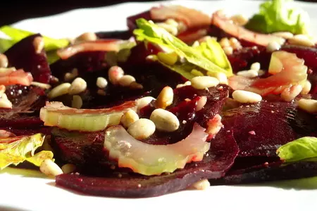 Салат из свеклы с сельдереем и кедровыми орехами