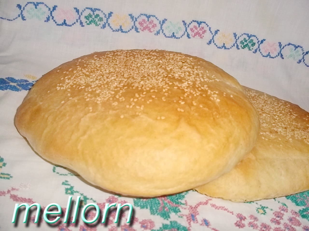 Тунисский хлеб. Тунисский хлеб лепешки. Хлеб на сковороде с манкой