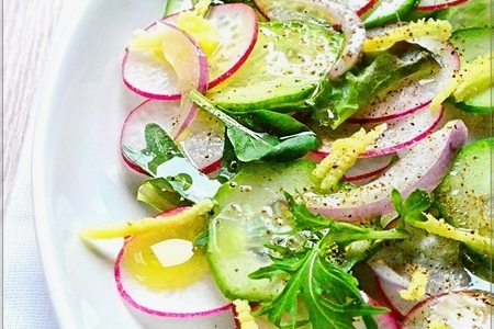 Фото к рецепту: Салат с огурцом, редисом и имбирем