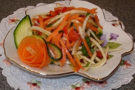 Салат из свежих овощей "радуга"