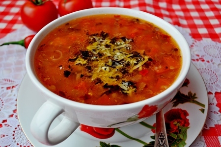 Острый гречневый суп с помидорами и базиликово-пармезановой заправкой