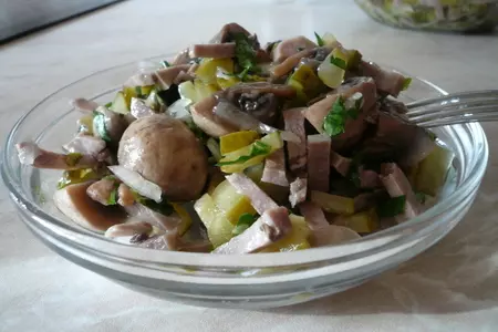 Салат с языком и шампиньонами.
