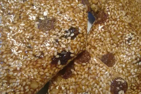 Кунжутные козинаки с изюмом и грецкими орехами