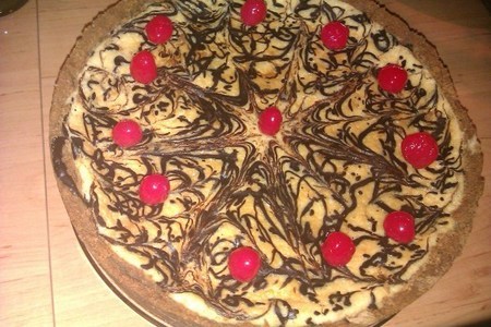 Фото к рецепту: Шоколадно-ванильный чизкейк    с вишнями.