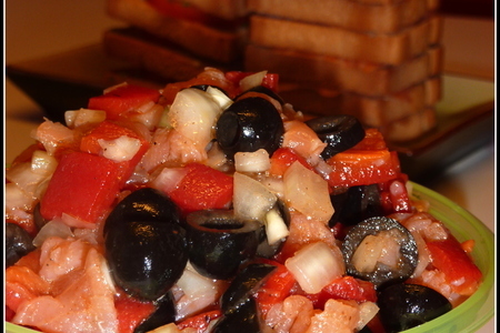 Салат пикантный с лососем и оливками