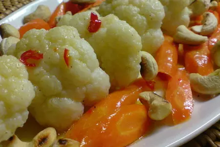 Тёплый витаминный салат из цветной капусты,моркови,чили и орешек-кешью.