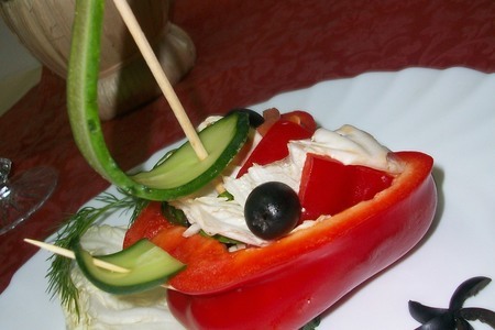 Перец фаршированный греческим салатом