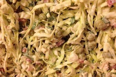 Фото к рецепту: Салат из свежей капусты с салями и курицей