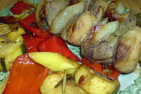 Шашлычки из телячьей печени,бекона и грибов с грилованными овощами
