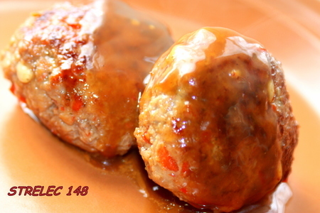 Фото к рецепту: Тефтели с кедровыми орехами и паприкой под цитрусовым соусом.
