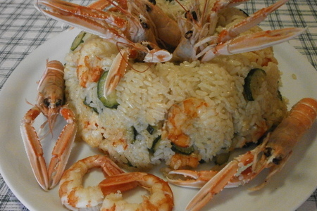 Фото к рецепту: Купол из риса с морскими раками и королевскими креветками