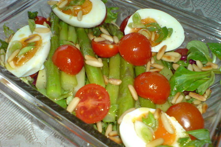 Салат из зелёной спаржи,помидорок и яиц