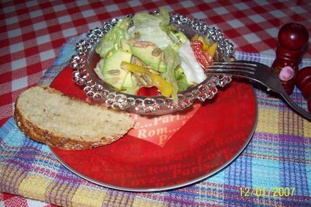 Салат с авокадо и тунцом.