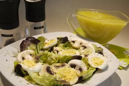 Салат с лимонно-луковой заправкой-дрессингом