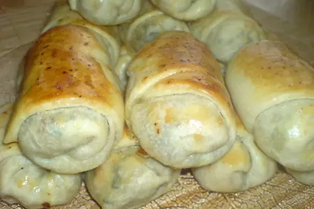 Пирожки слоистые с куриным мясом,пореем и вялеными томатами