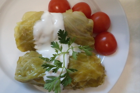 Фото к рецепту: Голубцы из молодой капусты, в легком овощном бульоне с сельдереем и чесноком!