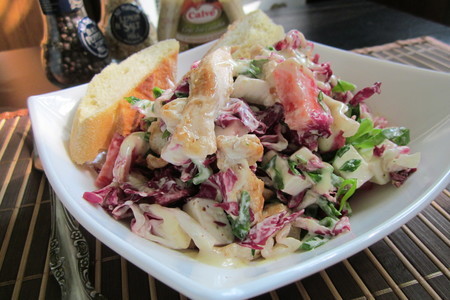 Фото к рецепту: Салат с клубникой, сыром фета и грудкой индейки (курицы)