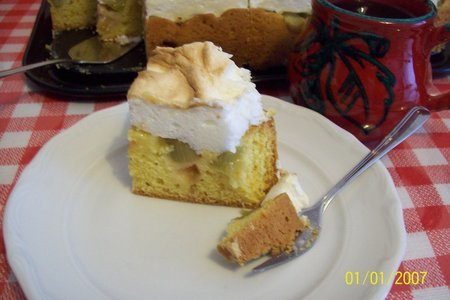 Фото к рецепту: Пирог с ревенем под безе.