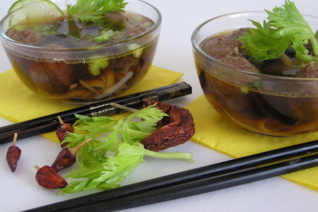 Фото к рецепту: Суп по-китайски…с фрикадельками и шиитаке.