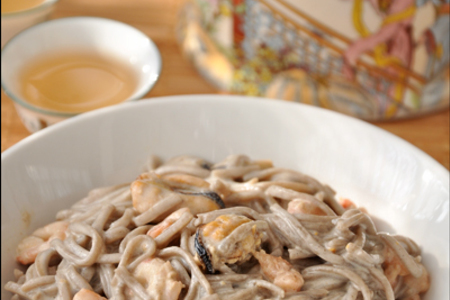 Фото к рецепту: Гречневая лапша (соба) с морепродуктами в сливочно - сырном соусе.