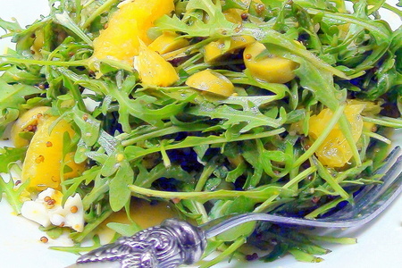 Пикантный салат с рукколой и апельсином.