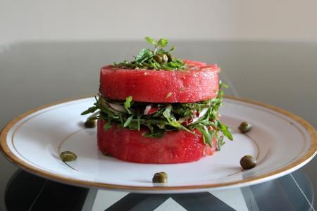 Фото к рецепту: Салат из арбуза, рукколы и редиса