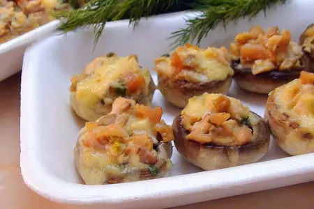 Грибы фаршированные, фуршетные, с карпаччо из куриной грудки.