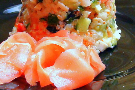 «роллы» калифорния, для тех, кто не умеет их «крутить». салат с рисом и рыбой.
