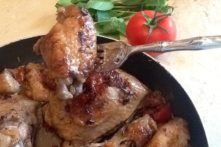 Куриные крылышки и окорочка в томатном соусе с розмарином