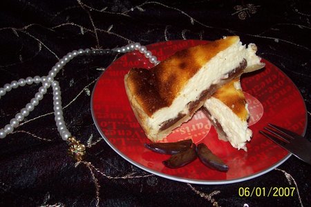 Фото к рецепту: Тарт со сливами в сметанной заливке.