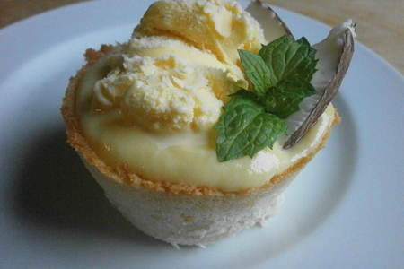 Фото к рецепту: Десерт - мороженное в кокосовых корзинках