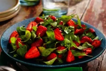 Салат с рукколой, клубникой и мятой