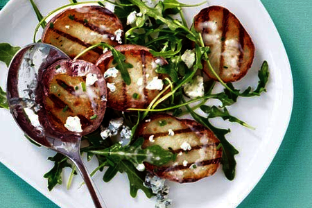 Салат с картофелем, рукколой и голубым сыром