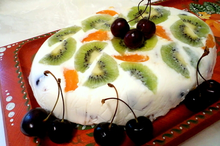 Легкий сметанный десерт с шоколадным бисквитом, киви, черешней и абрикосами.  для светочки ( sweta1)