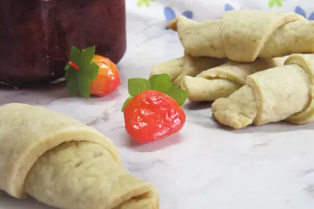 Творожные рогалики с творожно-клубничной начинкой