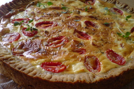 Фото к рецепту: Открытый пирог с брынзой, тимьяном  и помидорками-черри/киш/