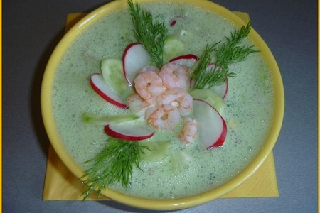 Фото к рецепту: Летний суп-окрошка на кефирно-овощном смузи