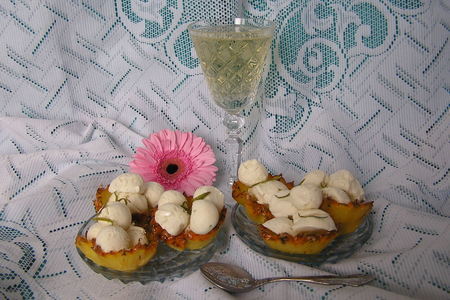 Фото к рецепту: Мороженое чайно-лаймово-сливочное в ананасных корзиночках. для юленьки-апайя.