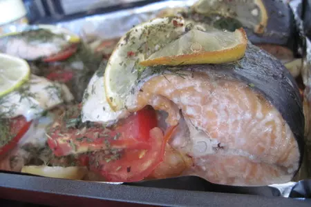 Лосось запеченый с травами и овощами
