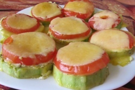 Фото к рецепту: Кабачки, запеченные с помидорами и сыром
