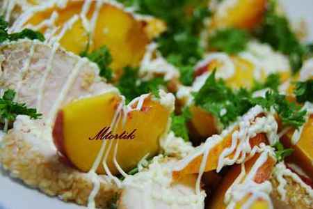 Фото к рецепту: Салат с курочкой, обжаренной в кунжуте и ароматными персиками