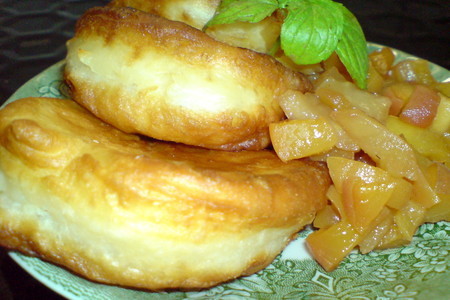 Фото к рецепту: Пышные оладьи нa кефирe с персиками в сиропе