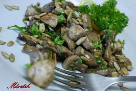 Салат с шомпиньонами и семечками подсолнечника