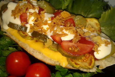 Хот-дог с колбаской барбекю, хрустящим луком и овощами