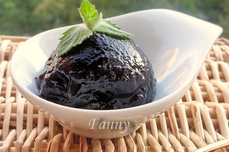 Фото к рецепту: Желе из черной смородины