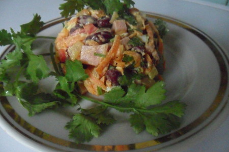 Фото к рецепту: Салат с фасолью и кинзой "юбилейный"
