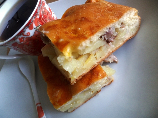 Пирог с мясом и пирожки с картофелем