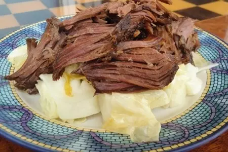 Мясо с капустой и сладким картофелем